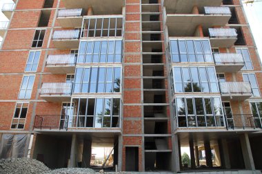 Yeni modern bir bina. Evin inşaat çalışma crane. Şantiye ile gökyüzü arka plan üzerinde Vinçler. 