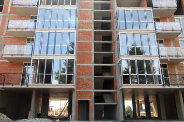 Yeni modern bir bina. Evin inşaat çalışma crane. Şantiye ile gökyüzü arka plan üzerinde Vinçler. 