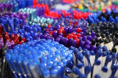 Otomatik tükenmez kalem. Okul malzemeleri, kırtasiye aksesuarları. Renkli ileti örneği. Kırtasiye. Ofis ve çalışma için ürünler.