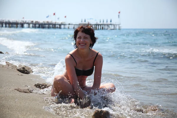 Güzel Bir Kadın Güneşin Denizin Tadını Çıkarma Sahilde Oturan Bir — Stok fotoğraf