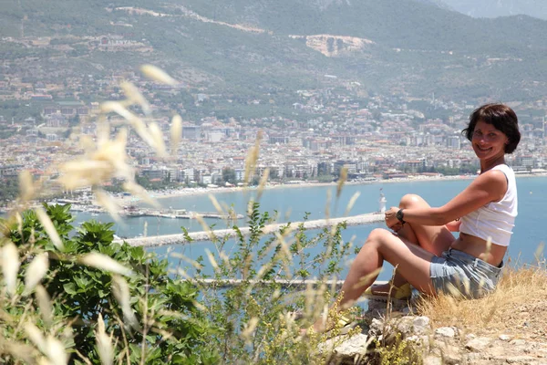 Güzel kız deniz arka plan üzerinde kamera için poz. Model yaz gün sahilde poz.