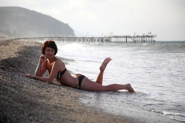 Een Mooie Vrouw Koesteren Zon Zee Jonge Vrouw Zittend Het — Stockfoto