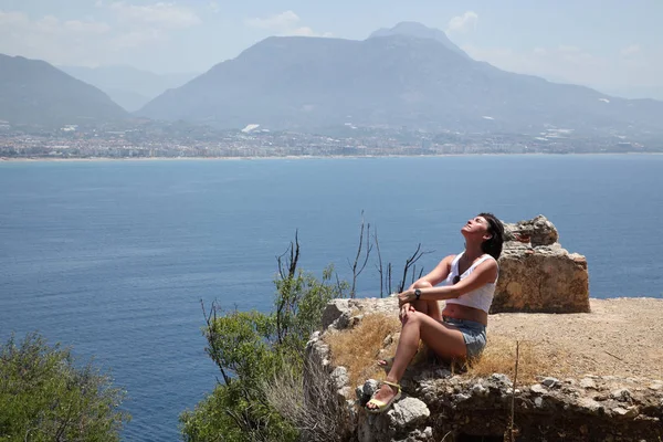 Alanya Alanya Yarımadası Limandan Görünümü Türkiye Sahillerinde Güzel Kız Deniz — Stok fotoğraf