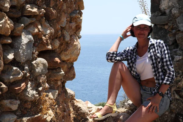 Widok Port Alanyi Półwysep Alanya Riwiera Turecka Piękna Dziewczyna Pozuje — Zdjęcie stockowe