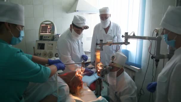 ビニツァ ウクライナ 2018 気管支鏡検査 耳鼻咽喉科のクリニックでの操作 気管支鏡下の手術 — ストック動画