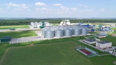 Bileşik bitki besleme. Yem fabrikası. Fabrika karma yemleri imalatı için. Bir dron çekim. 