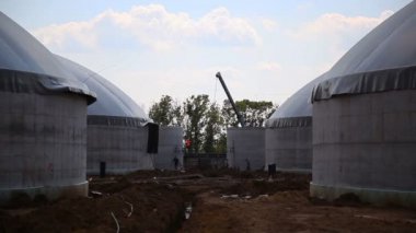 Biyogaz üretimi. Biyogaz tesisi. Tavuk çöp içinde Biyogaz işleme üretim tesislerinin inşaat. Bio teknoloji ile alternatif enerji