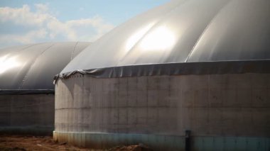 Biyogaz üretimi. Biyogaz tesisi. Tavuk çöp içinde Biyogaz işleme üretim tesislerinin inşaat. Bio teknoloji ile alternatif enerji