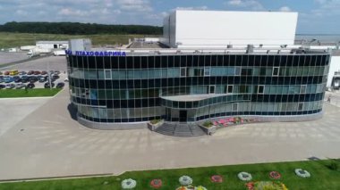 Ladyzhin, Ukrayna, 2 Ağustos 2018: Vinnitsa tavuk çiftliği. Tavuk eti üretimi. Ana ofis. Bir dron çekim. 