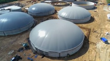 Biyogaz üretimi. Biyogaz tesisi. Tavuk çöp içinde Biyogaz işleme üretim tesislerinin inşaat. Bio teknoloji ile alternatif enerji