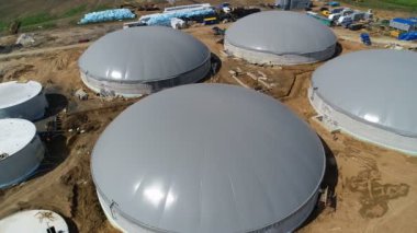 Biyogaz üretimi. Biyogaz tesisi. Tavuk çöp içinde Biyogaz işleme üretim tesislerinin inşaat. Bio teknoloji ile alternatif enerji