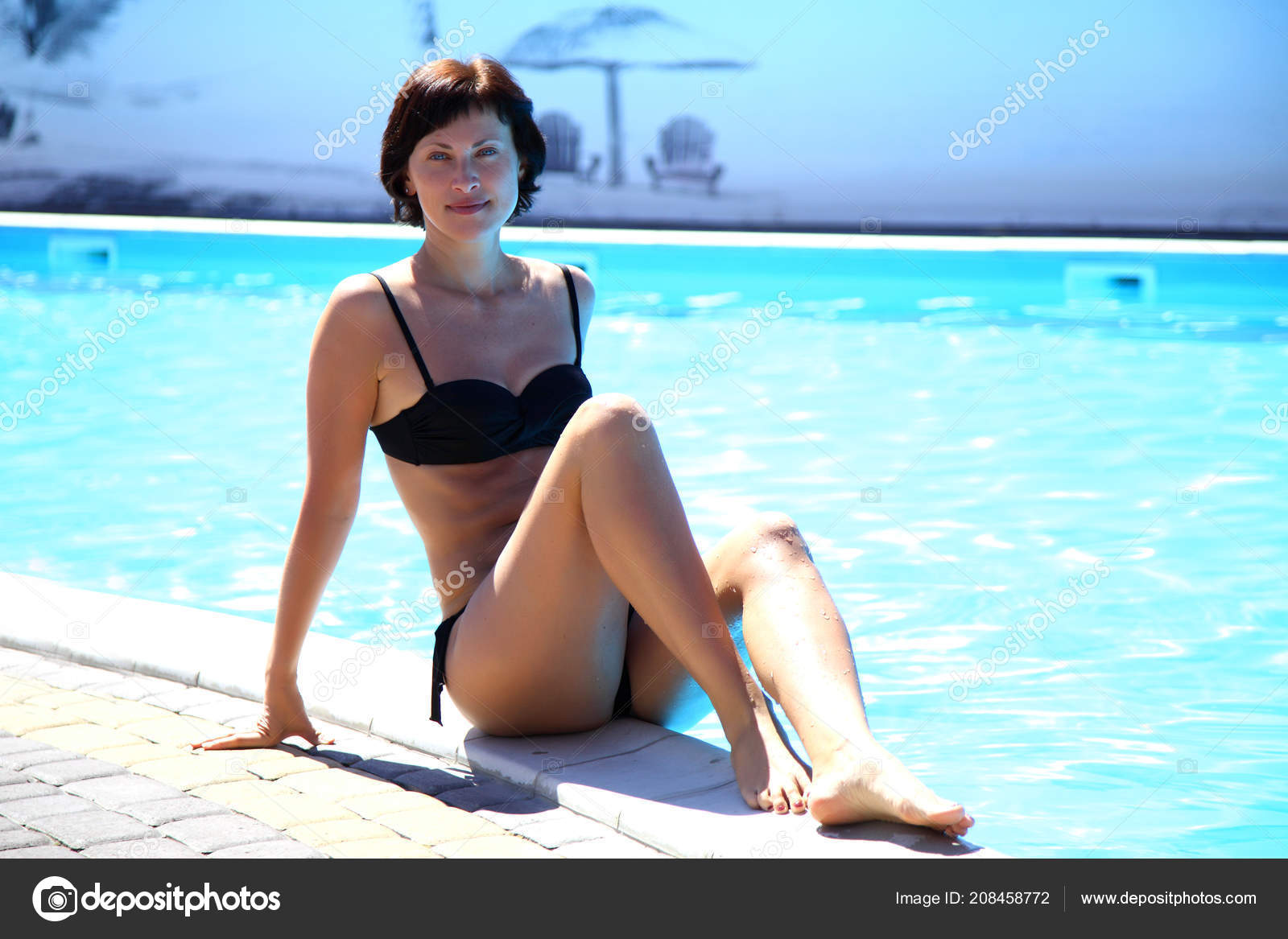 Turquoise Background Mature Woman Beautiful Posing Camera Water HD9IEWe2Yb