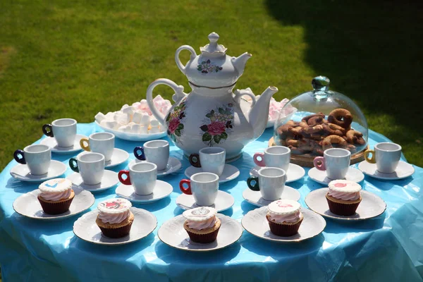 Una Mesa Festiva Para Niños Con Pasteles Dulces Para Café —  Fotos de Stock