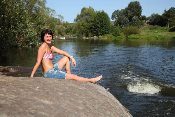 川のビーチで女性 若い女性の美しい川を見下ろす丘の上に夏の太陽の浴び — ストック写真