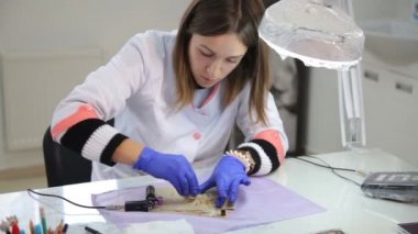 Vinnitsa, Ukrayna, Ekim 5, 2018: Kalıcı makyaj kursları. Bir güzellik uzmanı bir kaş dövmesi üzerine kalıcı makyaj uygulamaları.