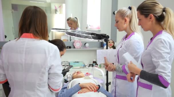 Vinnitsa Ukraina Oktober 2018 Permanent Makeup Permanent Tatuering Ögonbryn Kosmetolog — Stockvideo