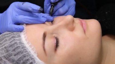 Kalıcı makyaj. Kaşlar kalıcı dövme. Kaş-kaş dövme kalıcı uygulama güzellik uzmanı makyaj.