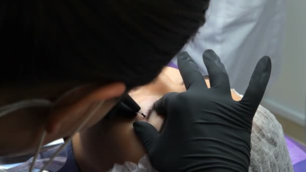 Vinnitsa Ucrania Oktober 2018 Maquillaje Permanente Tatuaje Permanente Cejas Cosmetólogo — Vídeos de Stock