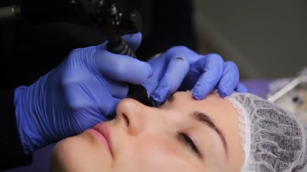 Maquillaje Permanente Tatuaje Permanente Cejas Cosmetólogo Aplicando Maquillaje Permanente Las — Vídeos de Stock