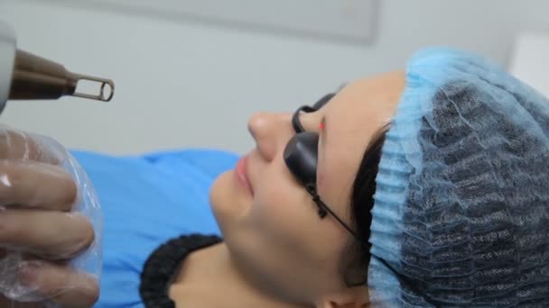 Remoção Tatuagem Laser Clínica Medicina Estética Cosmetologist Com Laser Remoção — Vídeo de Stock
