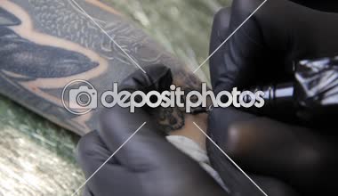 Salon dövme. Dövme sanatçısı çalışma. Dövme sanatçısı stüdyoda dövme yapmak.