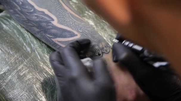 Татуировка Салона Татуировщик Работает Татуировщик Делает Татуировку Студии — стоковое видео