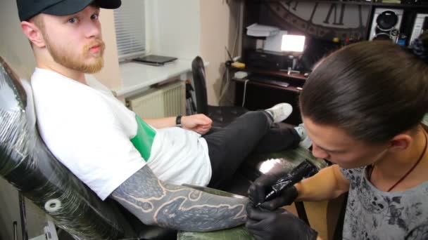 Vinnitsa Ukrajina Oktober 2018 Tattoo Salon Tattoo Umělec Pracuje Tattoo — Stock video