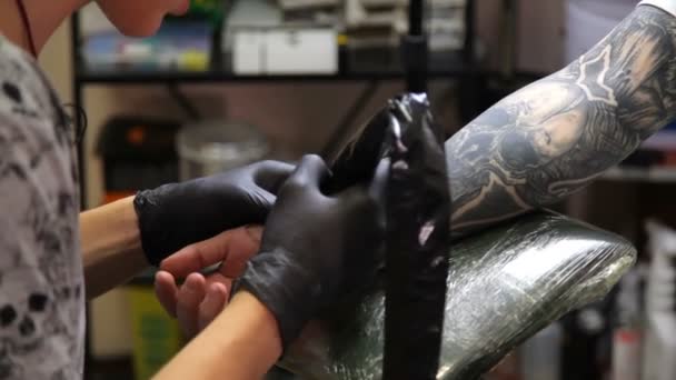 Tatuagem Salão Tatuagem Trabalhar Tatuagem Artista Fazer Tatuagem Estúdio — Vídeo de Stock