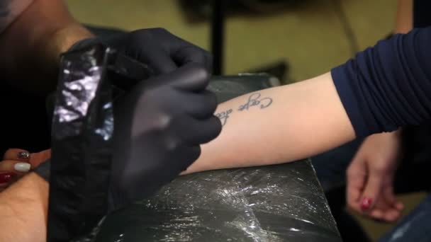 タトゥー アーティスト タトゥー アーティストは スタジオでタトゥーを作る サロンのタトゥー — ストック動画