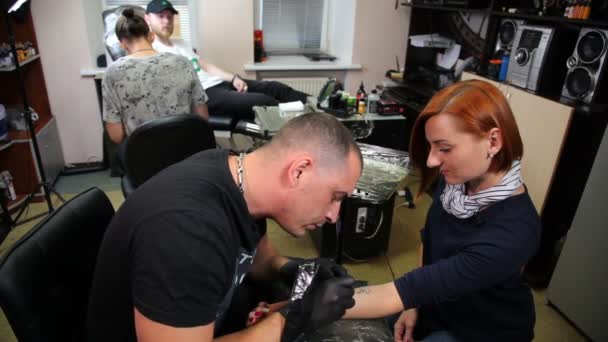 Vinnitsa Ukraine Oktobre 2018 Tatouage Salon Tatoueur Travaillant Tatoueur Faire — Video