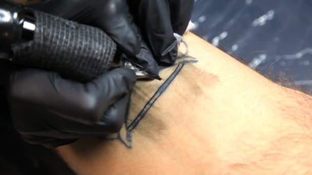 Salong Tattoo Tatuering Artist Arbetar Tatuerare Göra Tatuering Studio — Stockvideo