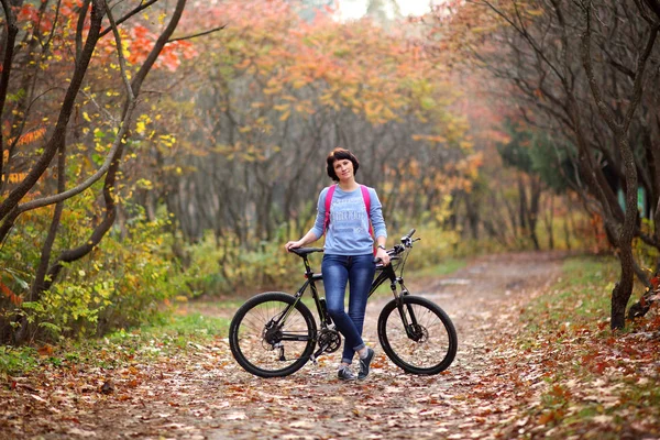 Dziewczyna Rowerze Lesie Piękna Młoda Kobieta Pozuje Kamery Lesie Jesienią — Zdjęcie stockowe
