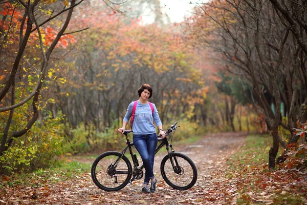 Dziewczyna Rowerze Wynajmu Lesie Piękna Młoda Kobieta Pozuje Kamery Lesie — Zdjęcie stockowe