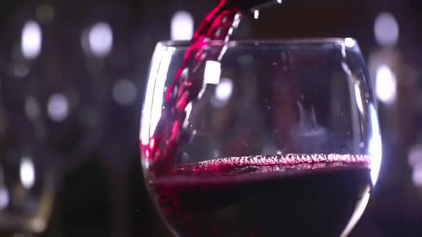 Weinproduktion Rotwein Wird Schön Ein Glas Gegossen Zeitlupe — Stockvideo