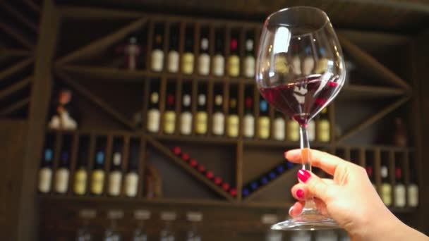 Şarap Üretimi Kırmızı Şarap Güzel Bir Cam Içine Dökülür Ağır — Stok video