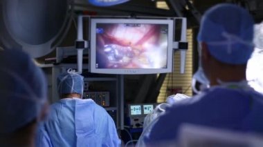 Tıbbi işlem içeren robot. Tıbbi robot. Robotik cerrahi. 