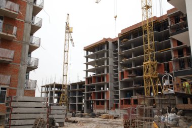 Evin inşaat çalışma crane. Konut çok katlı bina inşaatı. Yeni konut 