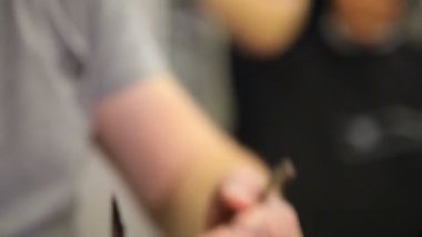 Bayan Kuaför saç tıraşına yapar. Bir kadın kuaför dükkanında bir saç kesimi. Kesme kadının saç berber. Kuaför kesim saç, yok bir saç modeli.