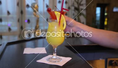 Bar mı? Kokteyller barda duruyor. Kokteyller masada. Kokteyl içecekleri..