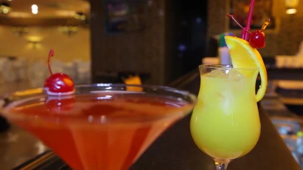 Een Bar Cocktails Bar Cocktails Tafel Cocktaildrankjes — Stockvideo