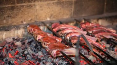 Kömürlerin üzerinde et pişirme. Duman kömürlerin üzerinde Kebap şişleri üzerinde pişmiş. Kavrulmuş et yanıyor. Sığır eti yemek kavrulmuş et.