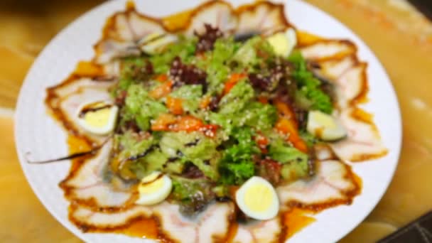蔬菜和鹌鹑蛋的鳗鱼沙拉 — 图库视频影像
