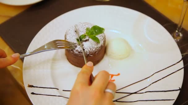 Kuchenschokoladenbrunnen Petit Gateau Mit Eis Cupcake Mit Heißer Schokolade Puderzucker — Stockvideo