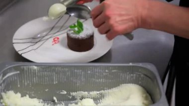 Kek çikolata çeşmesi. Petit pastamız dondurma ile. Cupcake krema şeker dondurma ile sıcak çikolata ile. Çikolatalı kek.