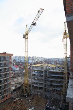 Evin inşaat çalışma crane. Yeni yerleşim bölgesi. Konut çok katlı bina inşaatı. 