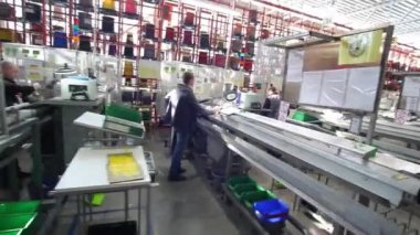 IVANO-FRANKIVSK, UKRAINE - 25 Şubat 2019: arabalar için elektrikli teçhizat üretimi. Mercedes arabaları için elektrik devresi üretimi. Mercedes-Benz arabaları için elektrik tesisatı.