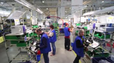 IVANO-FRANKIVSK, UKRAINE - 25 Şubat 2019: arabalar için elektrikli teçhizat üretimi. Mercedes arabaları için elektrik devresi üretimi. Mercedes-Benz arabaları için elektrik tesisatı.