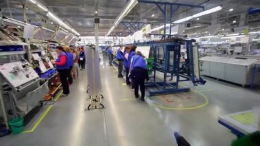 IVANO-FRANKIVSK, UKRAINE - 25 Şubat 2019: Mercedes arabaları için E-sınıfı, A sınıfı, S-sınıfı elektrikli koşum takımı üretimi. Araba endüstrisinde elektrik kabloları üretimi. 