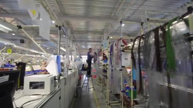 IVANO-FRANKIVSK, UKRAINE - 25 Şubat 2019: Mercedes arabaları için E-sınıfı, A sınıfı, S-sınıfı elektrikli koşum takımı üretimi. Araba endüstrisinde elektrik kabloları üretimi. 