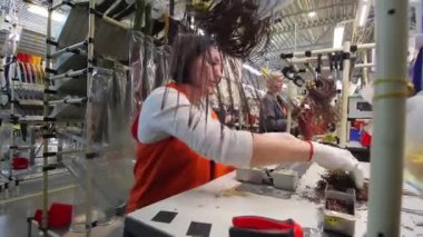 IVANO-FRANKIVSK, UKRAINE - 25 Şubat 2019: Mercedes arabaları için E-sınıfı, A sınıfı, S-sınıfı elektrikli koşum takımı üretimi. Araba endüstrisinde elektrik kabloları üretimi. 